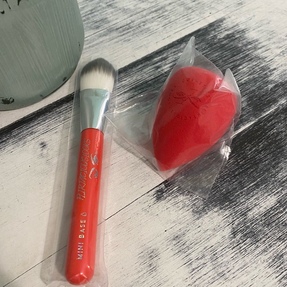 Flirtatious Looks Cosmetics The Perfect Duel: Foundation Travel Set - Picture 2 of 4